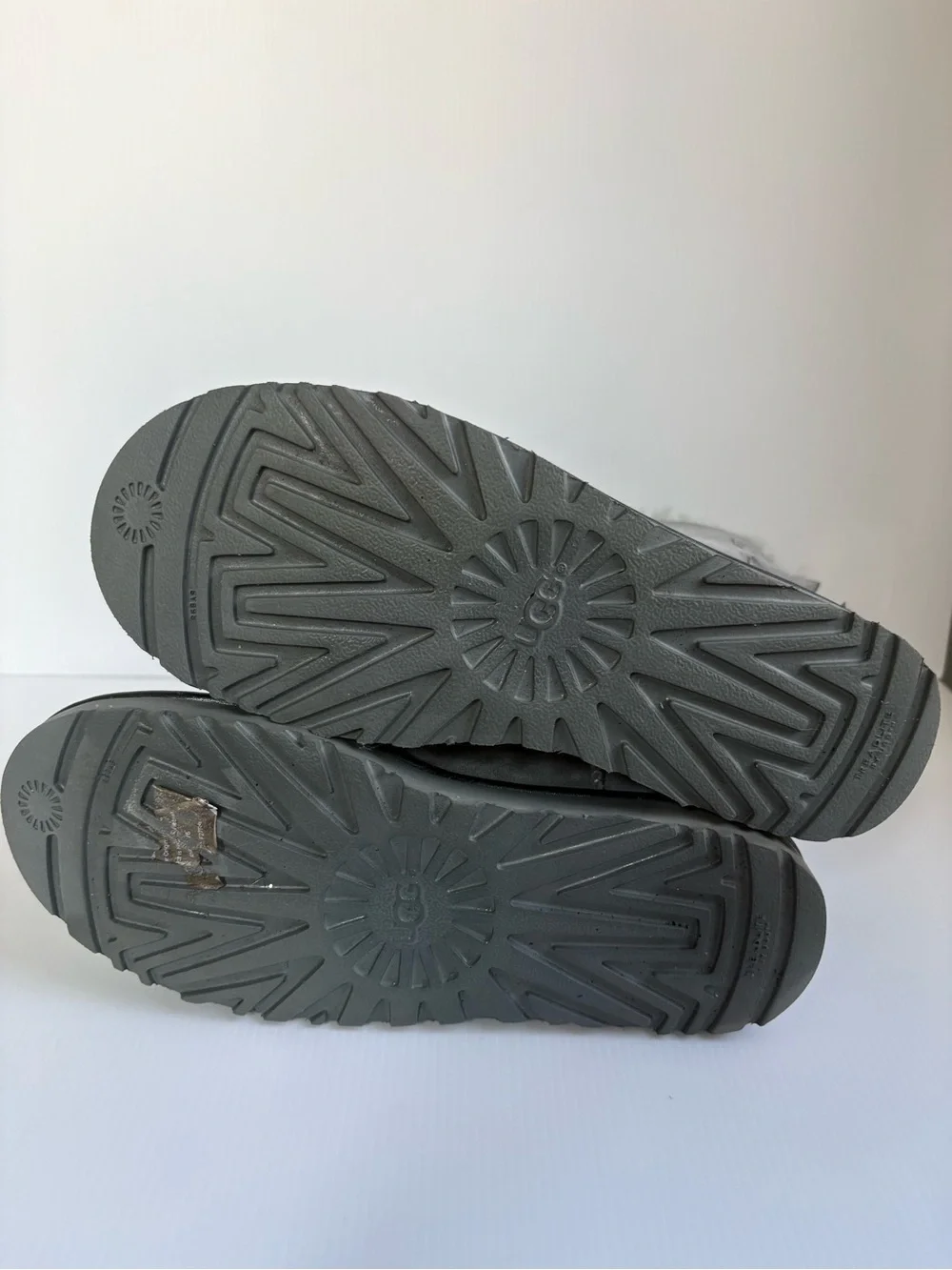 UGG Bailey Bow II Women's Boot  Gray Color Size 9 EUC